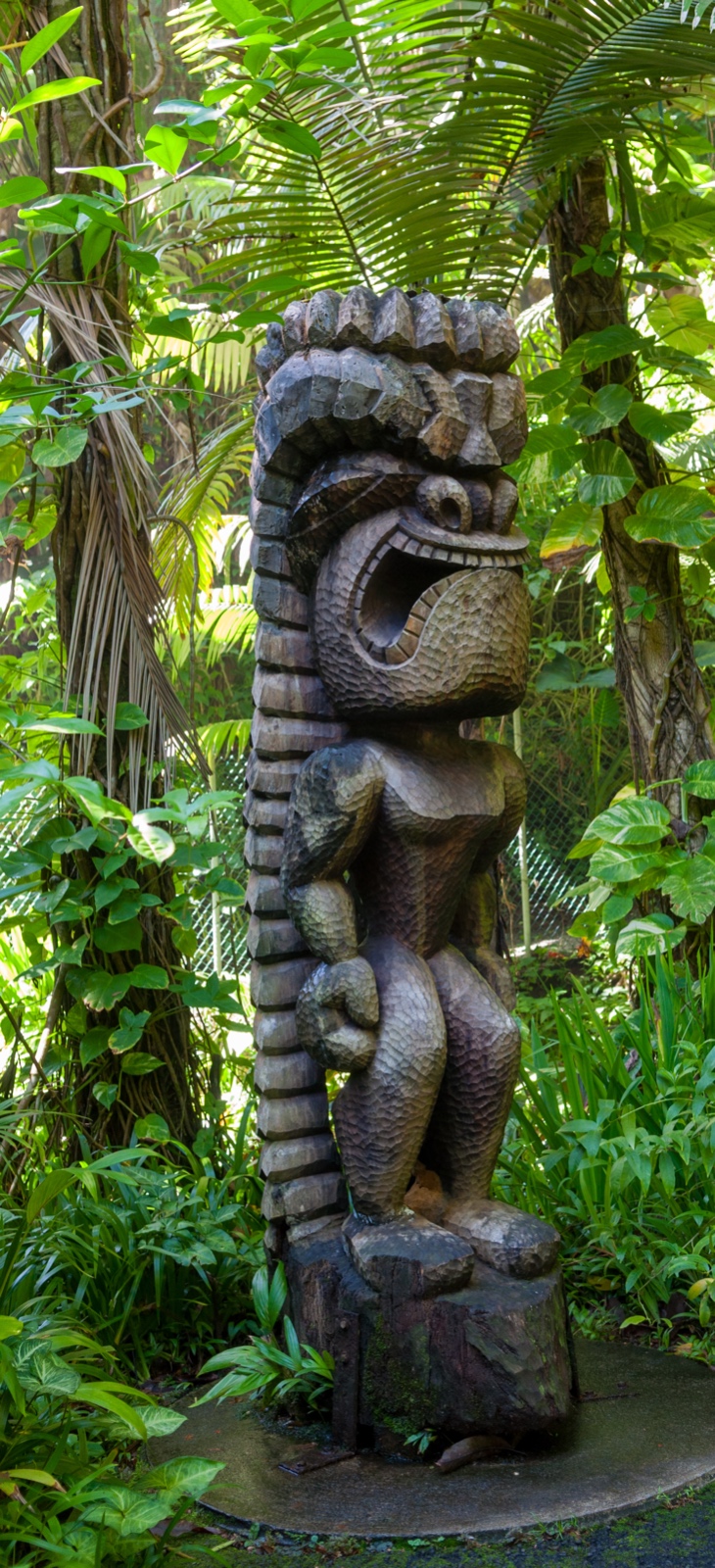 Holzfigur im botanischen Garten auf Hilo