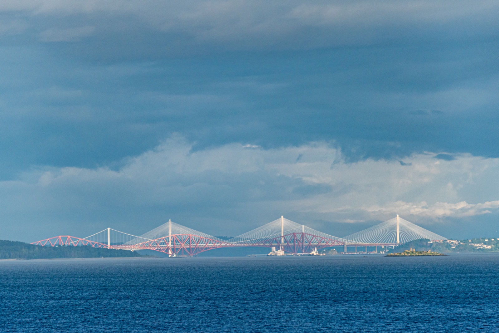 Forth Bridge (rot), Forth Road Bridge und Queensferry Crossing Bridge (ganz hinten) in South Queensferry, Schottland