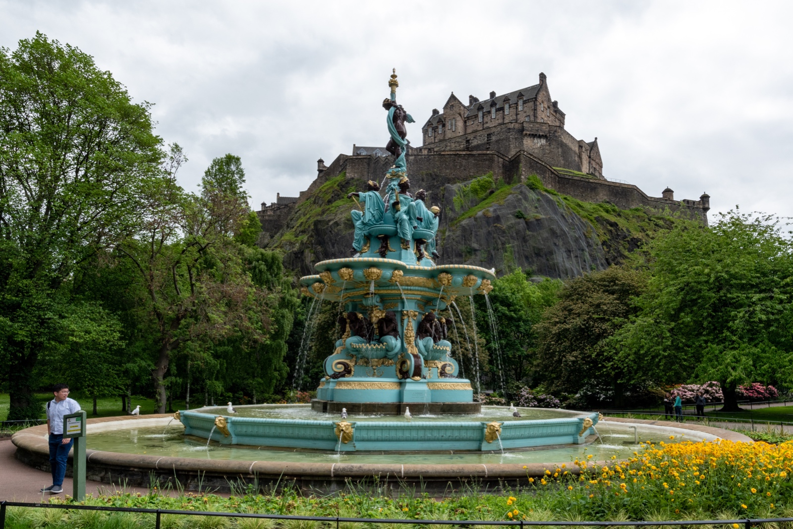 Ross Fountain und Edinburgh Castle, Edinburgh, Schottland