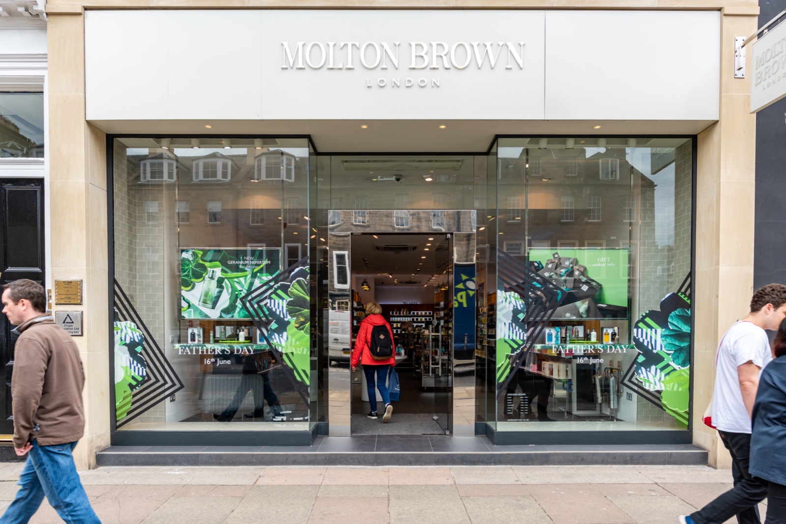 Shopping  an der George Street in Edinburgh, Schottland
